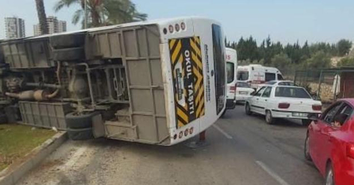 Adana'da okul servisi devrildi