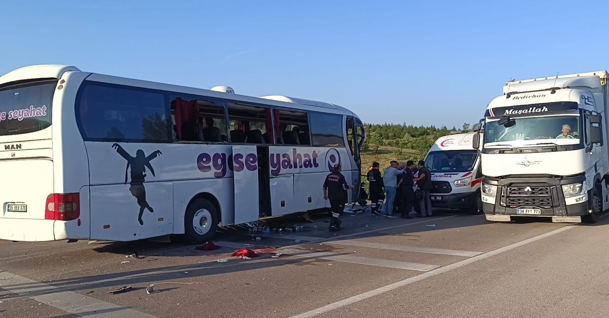 Afyonkarahisar’da yolcu otobüsü ile kamyonet kafa kafaya çarpıştı: Çok sayıda kişi yaralandı
