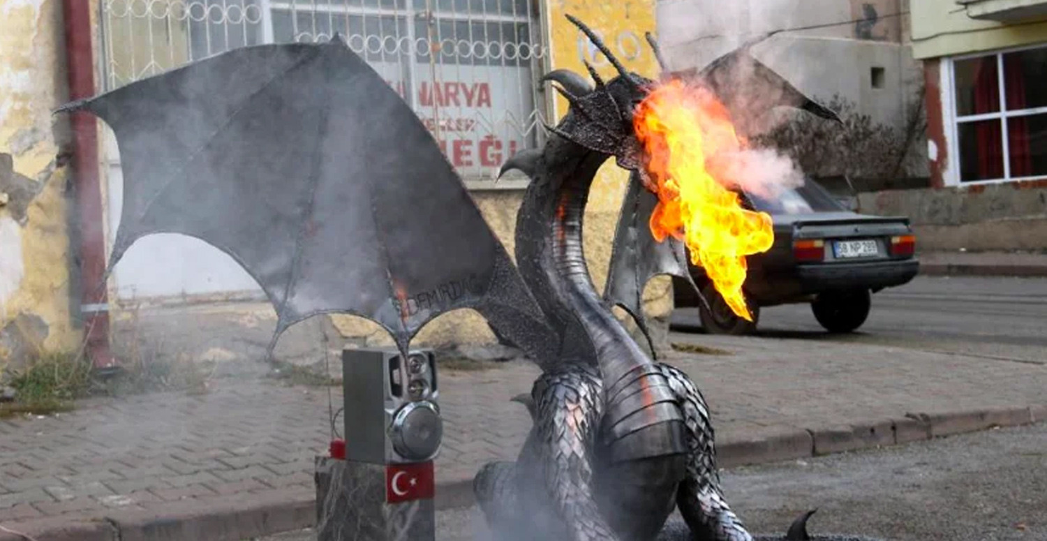 Ağzından ateş püskürüyor Ağzından ateş püskürüyor
