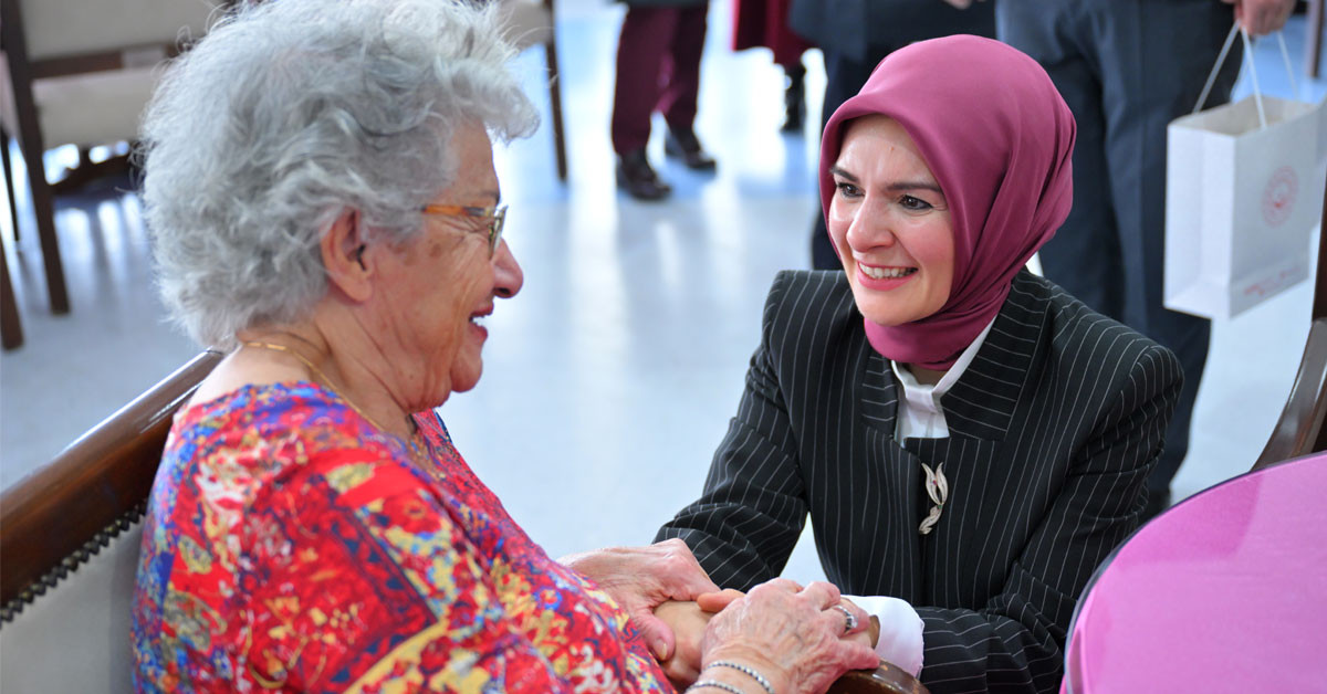 Aile ve Sosyal Hizmetler Bakanı Mahinur Özdemir Göktaş ‘‘Türkiye Yaşlı Profili Araştırması’’ nın sonuçlarını kamuoyuyla paylaştı. Aile ve Sosyal Hizmetler Bakanı Mahinur Özdemir Göktaş ‘‘Türkiye Yaşlı Profili Araştırması’’ nın sonuçlarını kamuoyuyla paylaştı.