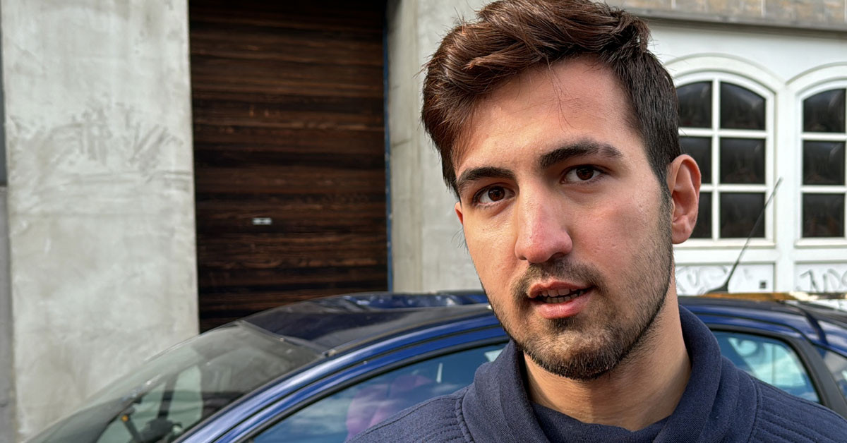 Almanya’da ırkçı kundaklamalar yeniden gündeme geldi. Solingen kentinde 4 katlı binada kundaklama sonucu 4 kişi yaşamını yitirdi. 2'si ağır olmak üzere, 9 kişinin yaralandığı yangında, camdan atlayarak kurtulan Türkler, o gece korku dolu anları aktardı. Almanya’da ırkçı kundaklamalar yeniden gündeme geldi. Solingen kentinde 4 katlı binada kundaklama sonucu 4 kişi yaşamını yitirdi. 2'si ağır olmak üzere, 9 kişinin yaralandığı yangında, camdan atlayarak kurtulan Türkler, o gece korku dolu anları aktardı.