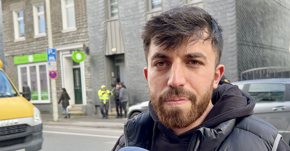 Almanya’da ırkçı kundaklamalar yeniden gündeme geldi. Solingen kentinde 4 katlı binada kundaklama sonucu 4 kişi yaşamını yitirdi. 2'si ağır olmak üzere, 9 kişinin yaralandığı yangında, camdan atlayarak kurtulan Türkler, o gece korku dolu anları aktardı. Almanya’da ırkçı kundaklamalar yeniden gündeme geldi. Solingen kentinde 4 katlı binada kundaklama sonucu 4 kişi yaşamını yitirdi. 2'si ağır olmak üzere, 9 kişinin yaralandığı yangında, camdan atlayarak kurtulan Türkler, o gece korku dolu anları aktardı.