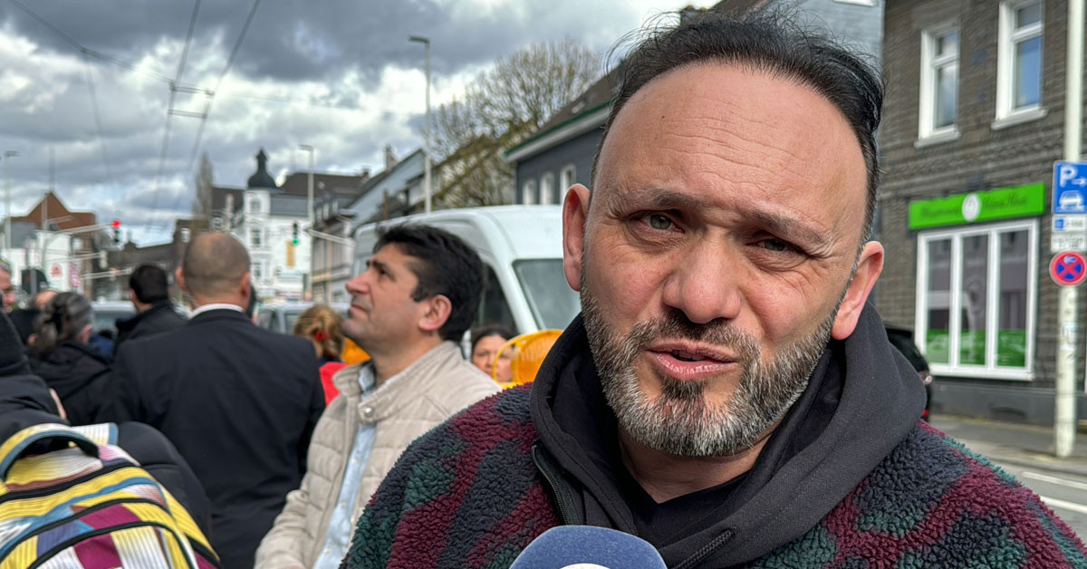 Almanya’da ırkçı kundaklamalar yeniden gündeme geldi. Solingen kentinde 4 katlı binada kundaklama sonucu 4 kişi yaşamını yitirdi. 2'si ağır olmak üzere, 9 kişinin yaralandığı yangında, camdan atlayarak kurtulan Türkler, o gece korku dolu anları aktardı. Almanya’da ırkçı kundaklamalar yeniden gündeme geldi. Solingen kentinde 4 katlı binada kundaklama sonucu 4 kişi yaşamını yitirdi. 2'si ağır olmak üzere, 9 kişinin yaralandığı yangında, camdan atlayarak kurtulan Türkler, o gece korku dolu anları aktardı.