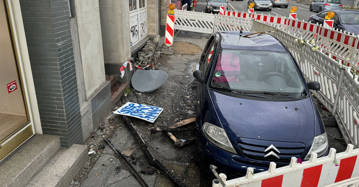 Almanya’da ırkçı kundaklamalar yeniden gündeme geldi. Solingen kentinde 4 katlı binada kundaklama sonucu 4 kişi yaşamını yitirdi. 2'si ağır olmak üzere, 9 kişinin yaralandığı yangında, camdan atlayarak kurtulan Türkler, o gece korku dolu anları aktardı. Almanya’da ırkçı kundaklamalar yeniden gündeme geldi. Solingen kentinde 4 katlı binada kundaklama sonucu 4 kişi yaşamını yitirdi. 2'si ağır olmak üzere, 9 kişinin yaralandığı yangında, camdan atlayarak kurtulan Türkler, o gece korku dolu anları aktardı.