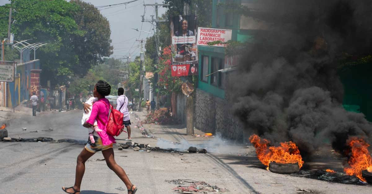 Amerika Kıtası’nda 10 milyonluk nüfusa sahip ve kıtanın en yoksul ülkelerinden olan Haiti, çetelerin yol açtığı şiddet ve yıkımlar ayrıca iktidarda oluşan boşluk nedeniyle ekonomik çöküşle mücadele ediyor.