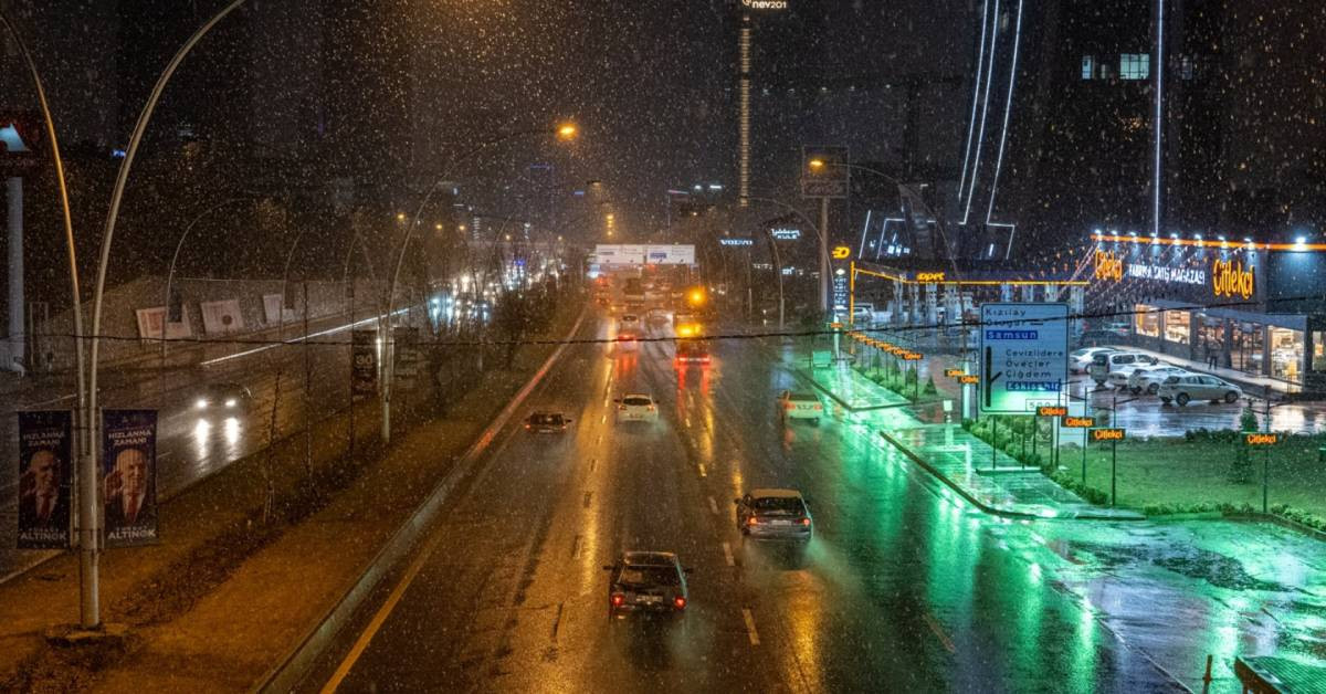 Ankara kar yağışına teslim oldu: Gece saatlerinde tipiye dönüştü