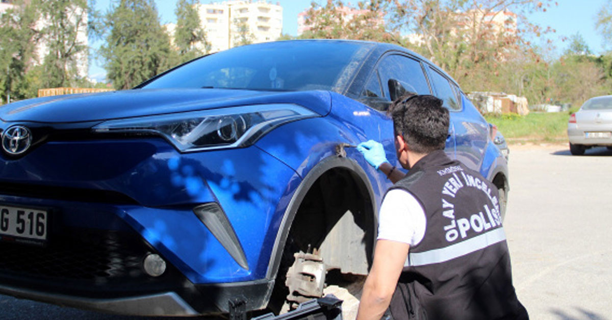 Antalya'da gündüz vakti lüks otomobilin lastiklerini çaldılar! Kaldırım üzerinde bıraktılar!
