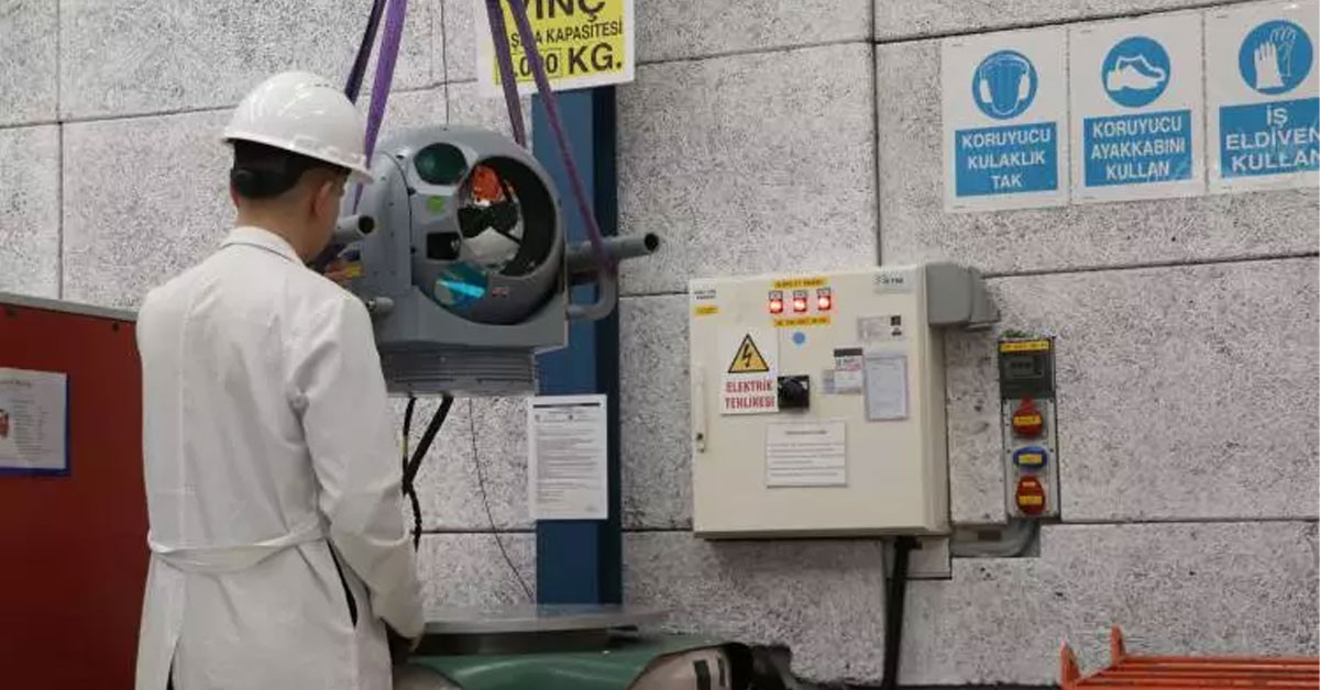 ASELSAN tarafından milli hava platformları için geliştirilen elektro-optik keşif, gözetleme ve hedefleme sistemi ASELFLIR-500'ün seri üretim aşamasında meraklılarına görüntü verdi ASELSAN tarafından milli hava platformları için geliştirilen elektro-optik keşif, gözetleme ve hedefleme sistemi ASELFLIR-500'ün seri üretim aşamasında meraklılarına görüntü verdi