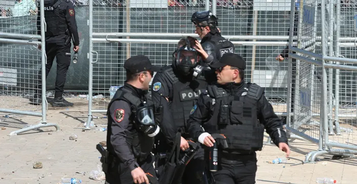Atılan taşlardan bazı polisler yaralandı. Atılan taşlardan bazı polisler yaralandı.