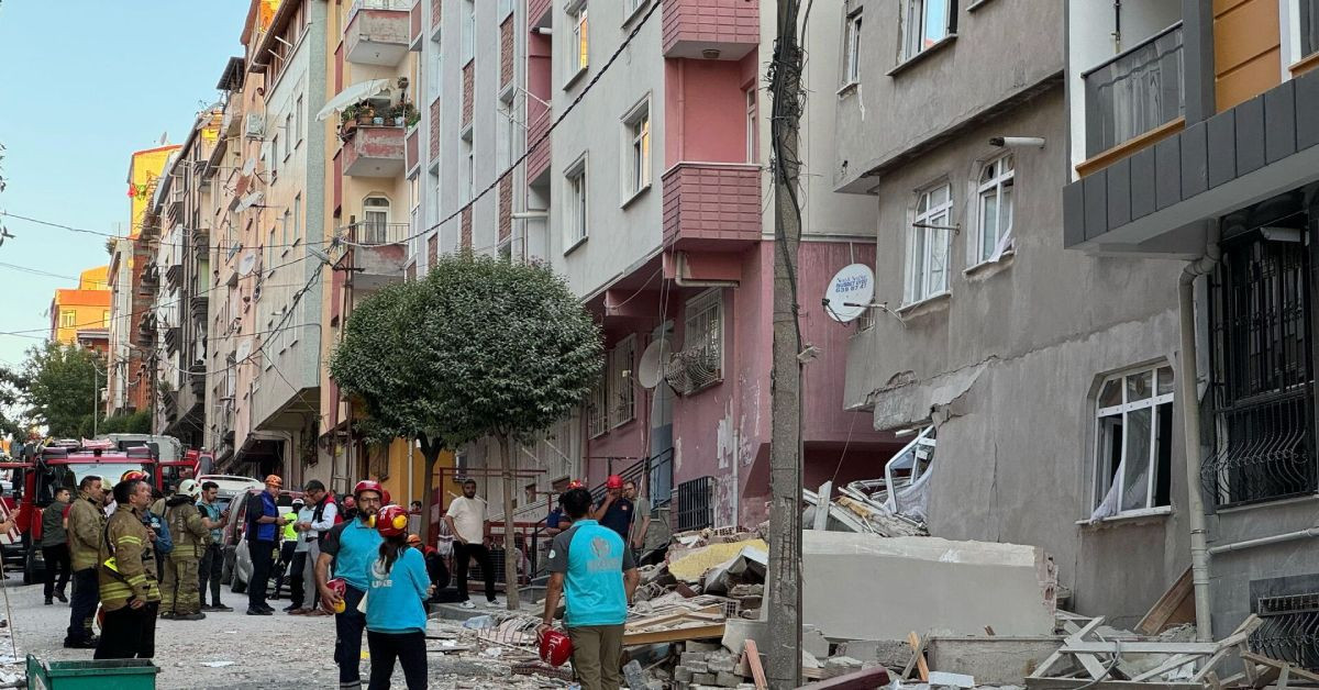 Bahçelievler’de büyük panik yaşandı: 7 katlı bina çöktü! 3 katı kaçak çıktı