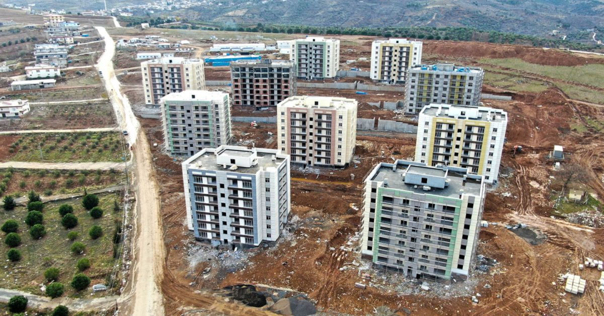 Bakan Kurum Kahramanmaraş’ta konuştu: Yıl sonuna kadar en az 200 bin konut teslim edilecek Bakan Kurum Kahramanmaraş’ta konuştu: Yıl sonuna kadar en az 200 bin konut teslim edilecek