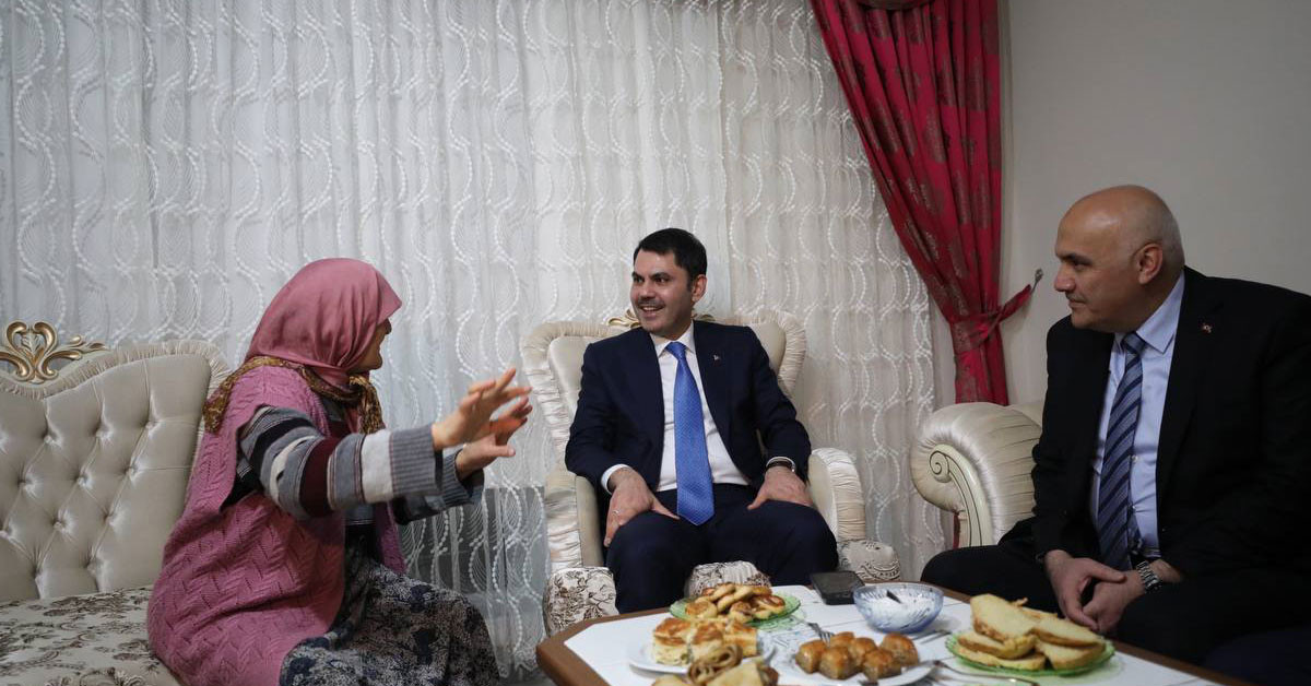 Bakan Kurum’dan Kızılcahamam’da iki önemli ev ziyareti Kurum, 15 Temmuz’da 3 evladını şehit veren Muzaffer Nine’yi ziyaret etti