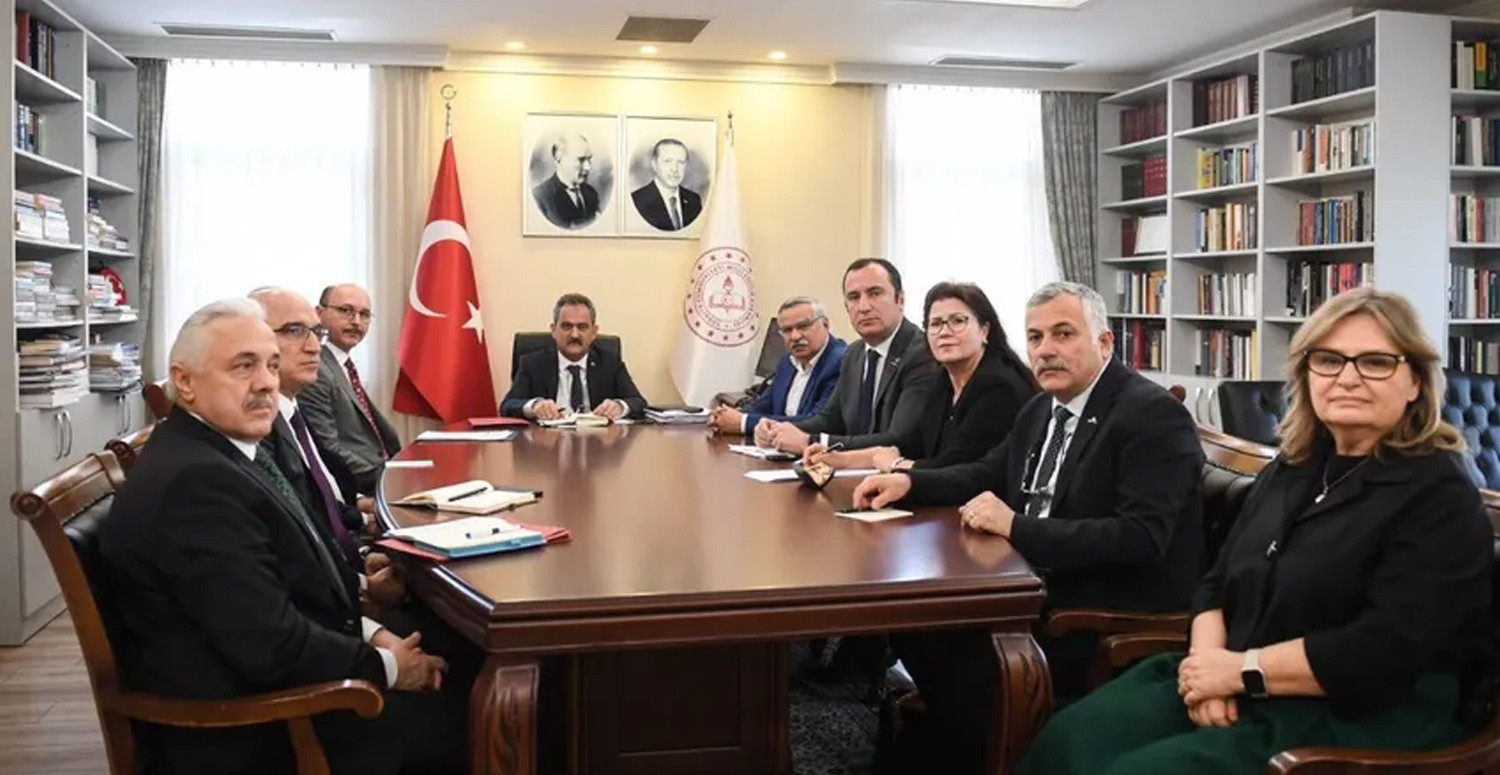Bakan Özer, sendikalarla bir araya geldi