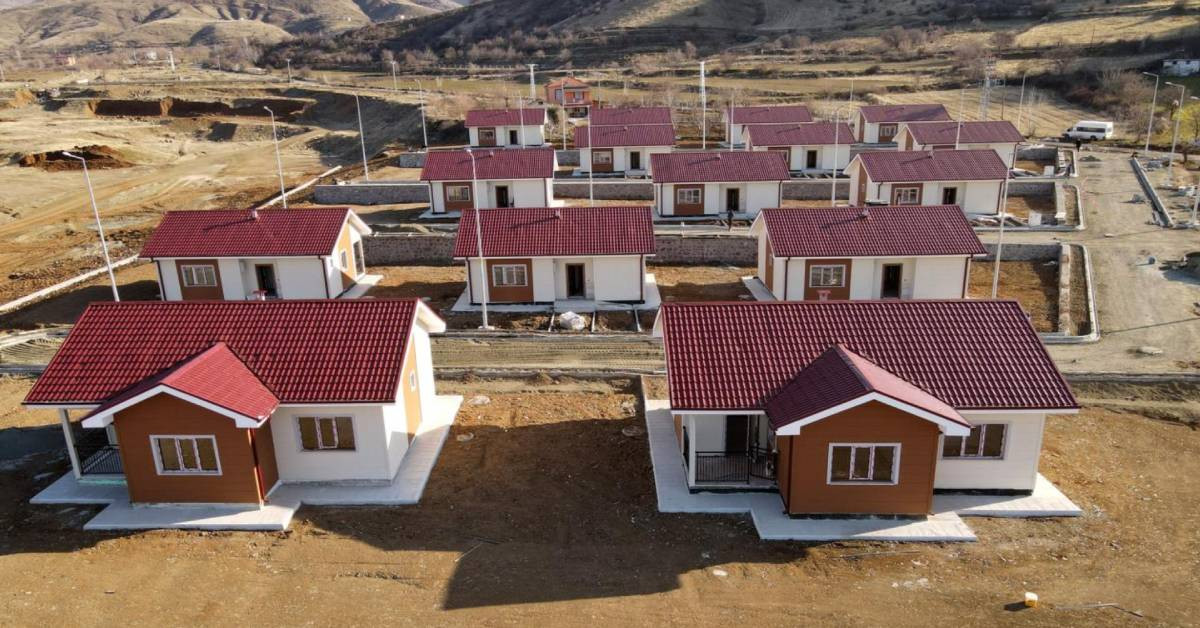 Bakan Özhaseki Deprem Konutları