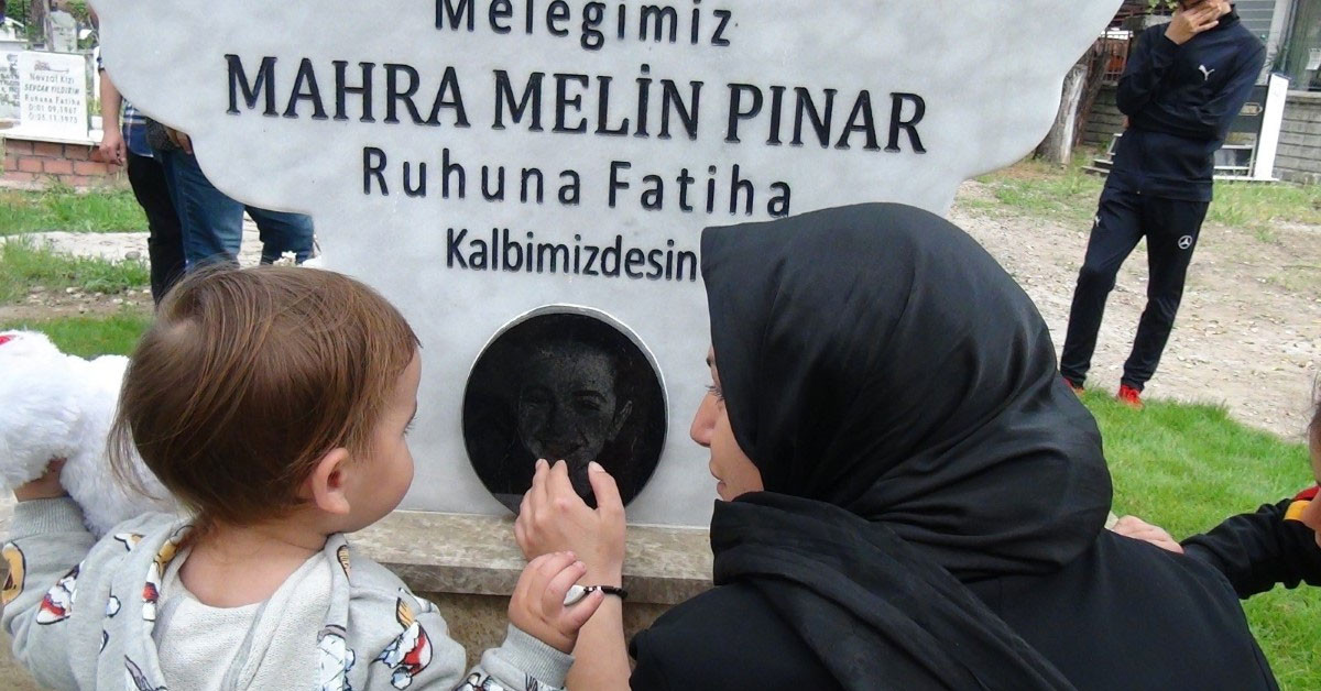 Başıboş köpeklerden kaçarken hayatını kaybeden küçük Mahra, 10. yaş gününde mezarı başında anıldı Başıboş köpeklerden kaçarken hayatını kaybeden küçük Mahra, 10. yaş gününde mezarı başında anıldı