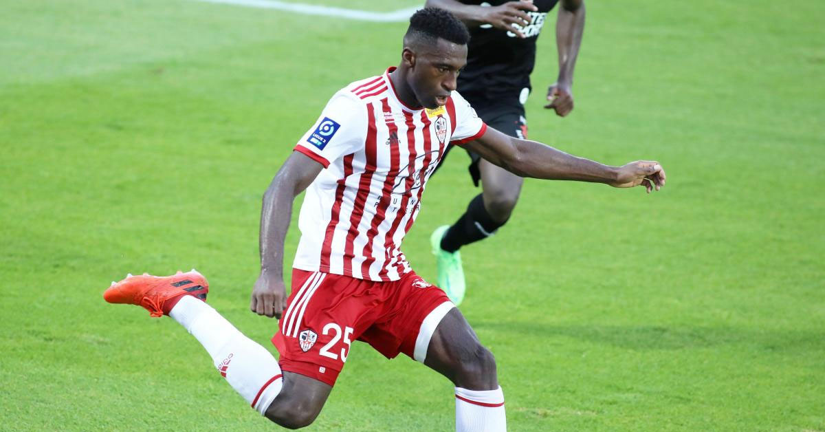Beşiktaş stoper için Gonzalez'e yöneldi.