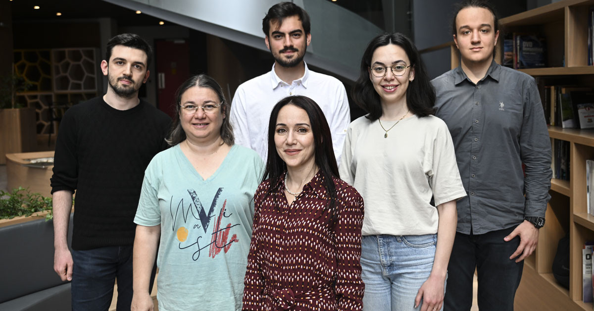 Bilim dünyasında ‘‘Nobel öncesi ödül’’ olarak kabul gören Avrupa Araştırma Konseyi (ERC) Advanced Grant desteğini kazanan ODTÜ Öğretim Üyesi Prof. Dr. Elif Uysal, telekomünikasyon alanı üzerine araştırmalar yürütüyor. Uysal, destek aldığı projesi ise uzay çalışmaları sonucu uzayda artan veri trafiğini taşıyabilecek gezegenler arası haberleşme ağı altyapısını kurmayı hedeflediğini açıkladı. Bilim dünyasında ‘‘Nobel öncesi ödül’’ olarak kabul gören Avrupa Araştırma Konseyi (ERC) Advanced Grant desteğini kazanan ODTÜ Öğretim Üyesi Prof. Dr. Elif Uysal, telekomünikasyon alanı üzerine araştırmalar yürütüyor. Uysal, destek aldığı projesi ise uzay çalışmaları sonucu uzayda artan veri trafiğini taşıyabilecek gezegenler arası haberleşme ağı altyapısını kurmayı hedeflediğini açıkladı.