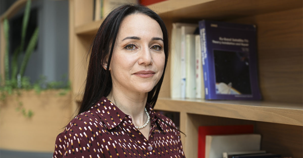 Bilim dünyasında ‘‘Nobel öncesi ödül’’ olarak kabul gören Avrupa Araştırma Konseyi (ERC) Advanced Grant desteğini kazanan ODTÜ Öğretim Üyesi Prof. Dr. Elif Uysal, telekomünikasyon alanı üzerine araştırmalar yürütüyor. Uysal, destek aldığı projesi ise uzay çalışmaları sonucu uzayda artan veri trafiğini taşıyabilecek gezegenler arası haberleşme ağı altyapısını kurmayı hedeflediğini açıkladı. Bilim dünyasında ‘‘Nobel öncesi ödül’’ olarak kabul gören Avrupa Araştırma Konseyi (ERC) Advanced Grant desteğini kazanan ODTÜ Öğretim Üyesi Prof. Dr. Elif Uysal, telekomünikasyon alanı üzerine araştırmalar yürütüyor. Uysal, destek aldığı projesi ise uzay çalışmaları sonucu uzayda artan veri trafiğini taşıyabilecek gezegenler arası haberleşme ağı altyapısını kurmayı hedeflediğini açıkladı.