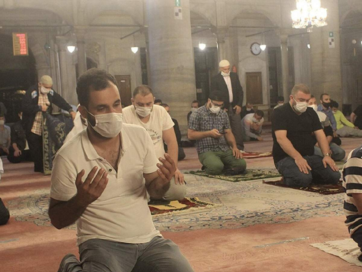 Bu sene teravih namazı camilerde kılınacak mı?