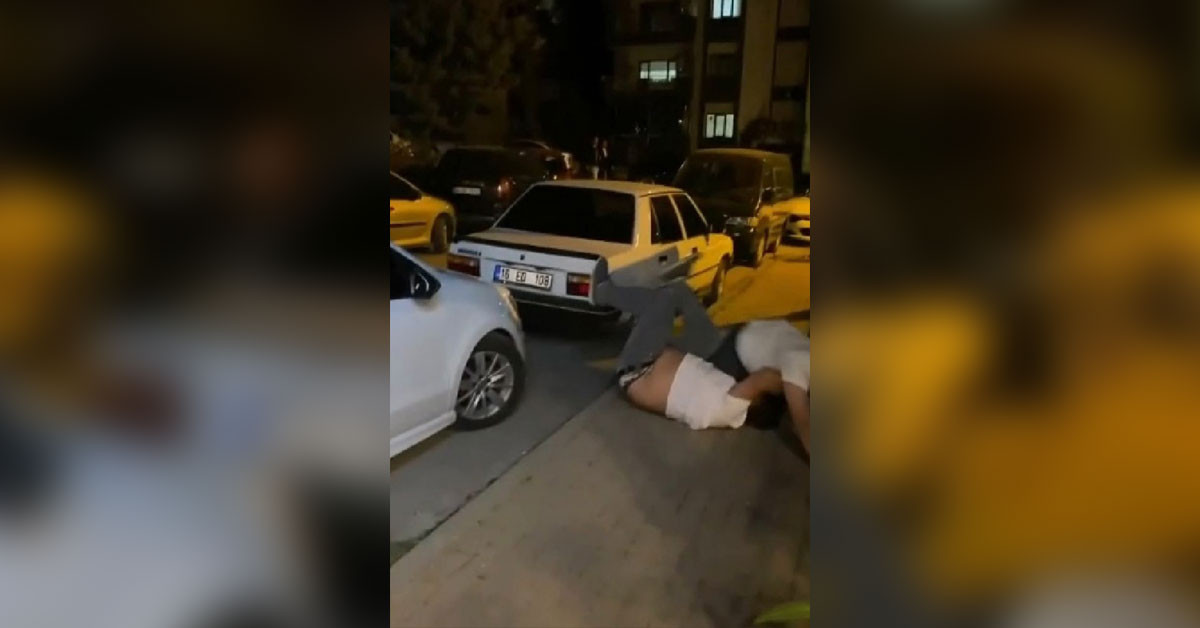 Bursa'da kadına şiddet uygulayan şahıs çevredekiler tarafından meydan dayağı yedi!