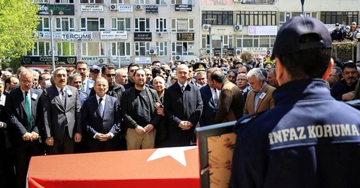 Bursa'da şehit olan memur Cengiz Yiğit son yolculuğuna uğurlandı: Cenaze törenindekiler gözyaşlarını tutamadı Bursa'da şehit olan memur Cengiz Yiğit son yolculuğuna uğurlandı: Cenaze törenindekiler gözyaşlarını tutamadı