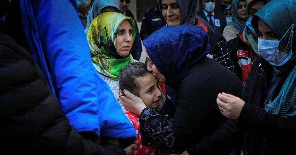 Bursa'da şehit olan memur Cengiz Yiğit son yolculuğuna uğurlandı: Cenaze törenindekiler gözyaşlarını tutamadı Bursa'da şehit olan memur Cengiz Yiğit son yolculuğuna uğurlandı: Cenaze törenindekiler gözyaşlarını tutamadı