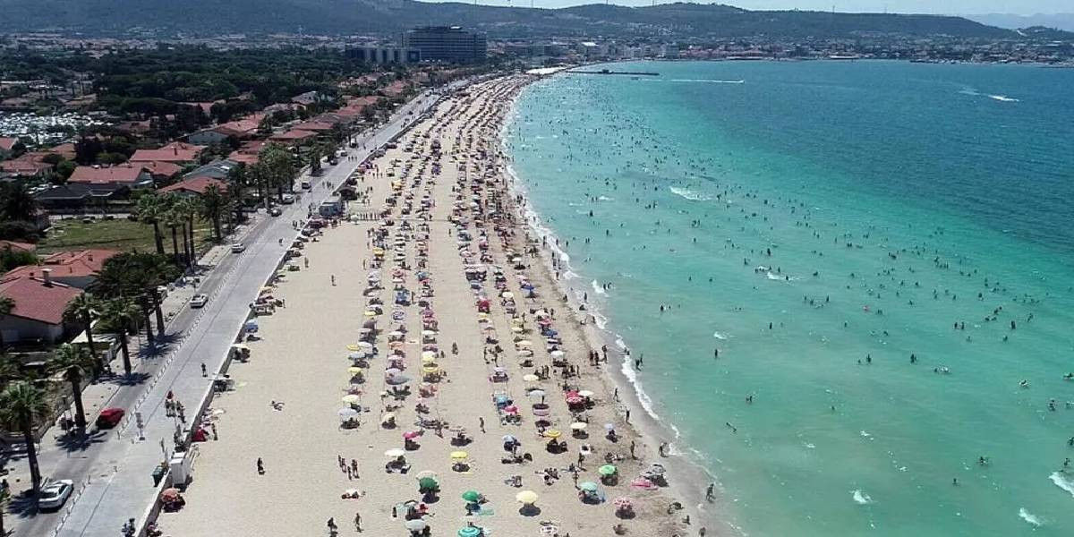 Çeşme'ye Turist Gelmeye Devam Ediyor Çeşme'ye Turist Gelmeye Devam Ediyor