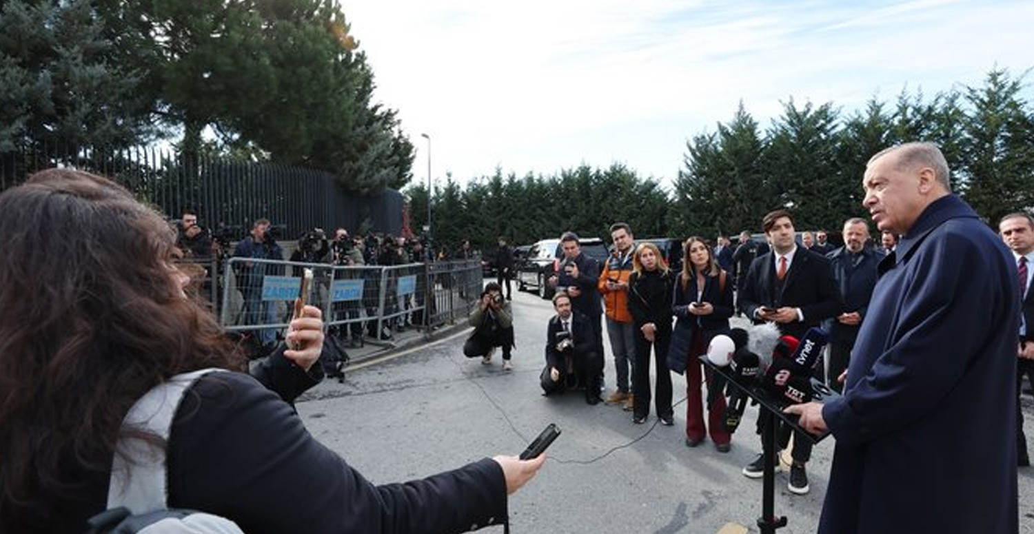 Cuma çıkışı gazetecilerin sorularını cevapladı Cuma çıkışı gazetecilerin sorularını cevapladı