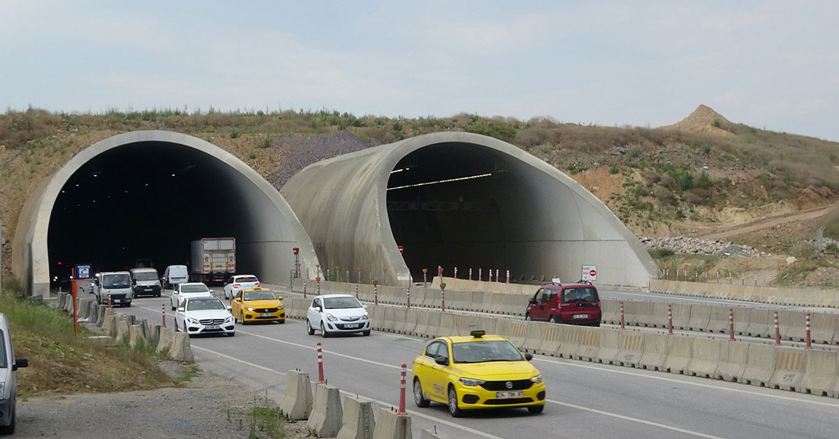 Cumhur İttifakı İBB Başkan adayı Murat Kurum, projelerinin anlattığı ‘İstanbul İçin Hızlı ve Sağlam Adımlar’, ‘İlk 6 Ay ve 1 Yıllık Acil Eylem Planı Toplantısı’na katılarak İstanbul için uygulayacağı çözüm yollarını açıkladı. Cumhur İttifakı İBB Başkan adayı Murat Kurum, projelerinin anlattığı ‘İstanbul İçin Hızlı ve Sağlam Adımlar’, ‘İlk 6 Ay ve 1 Yıllık Acil Eylem Planı Toplantısı’na katılarak İstanbul için uygulayacağı çözüm yollarını açıkladı.