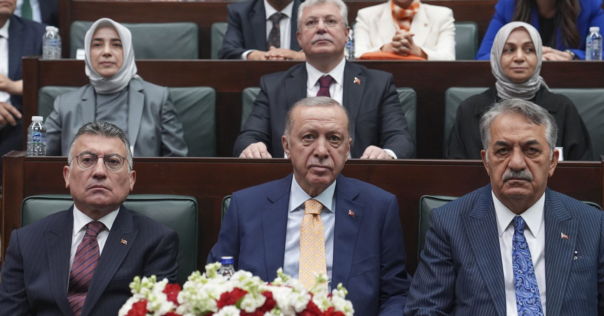 Cumhurbaşkanı Erdoğan, AK Parti grup toplantısına katılarak, gündeme ilişkin açıklamalarda bulundu. Seçim sonrası sandıktan çıkan sonuç hakkında görüşlerini bildiren Erdoğan, Filistin meselesine Türkiye’nin yaklaşımına yönelik eleştirilere çok sert yanıt verdi. İşte detaylar… Cumhurbaşkanı Erdoğan, AK Parti grup toplantısına katılarak, gündeme ilişkin açıklamalarda bulundu. Seçim sonrası sandıktan çıkan sonuç hakkında görüşlerini bildiren Erdoğan, Filistin meselesine Türkiye’nin yaklaşımına yönelik eleştirilere çok sert yanıt verdi. İşte detaylar…