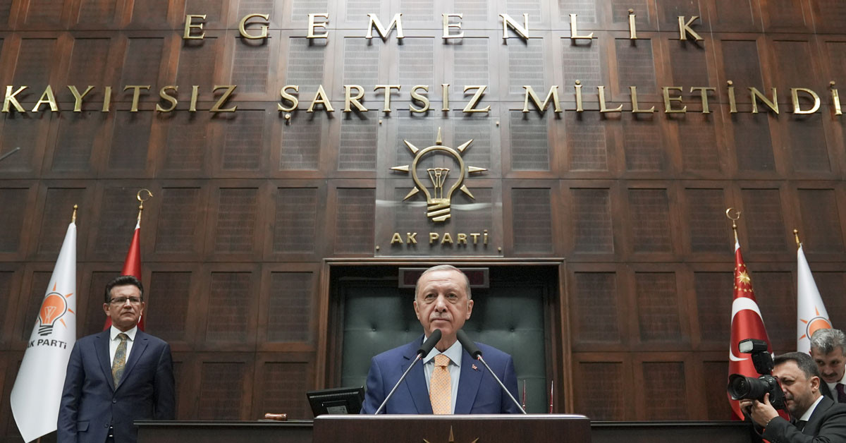 Cumhurbaşkanı Erdoğan, AK Parti grup toplantısına katılarak, gündeme ilişkin açıklamalarda bulundu. Seçim sonrası sandıktan çıkan sonuç hakkında görüşlerini bildiren Erdoğan, Filistin meselesine Türkiye’nin yaklaşımına yönelik eleştirilere çok sert yanıt verdi. Cumhurbaşkanı Erdoğan, AK Parti grup toplantısına katılarak, gündeme ilişkin açıklamalarda bulundu. Seçim sonrası sandıktan çıkan sonuç hakkında görüşlerini bildiren Erdoğan, Filistin meselesine Türkiye’nin yaklaşımına yönelik eleştirilere çok sert yanıt verdi.