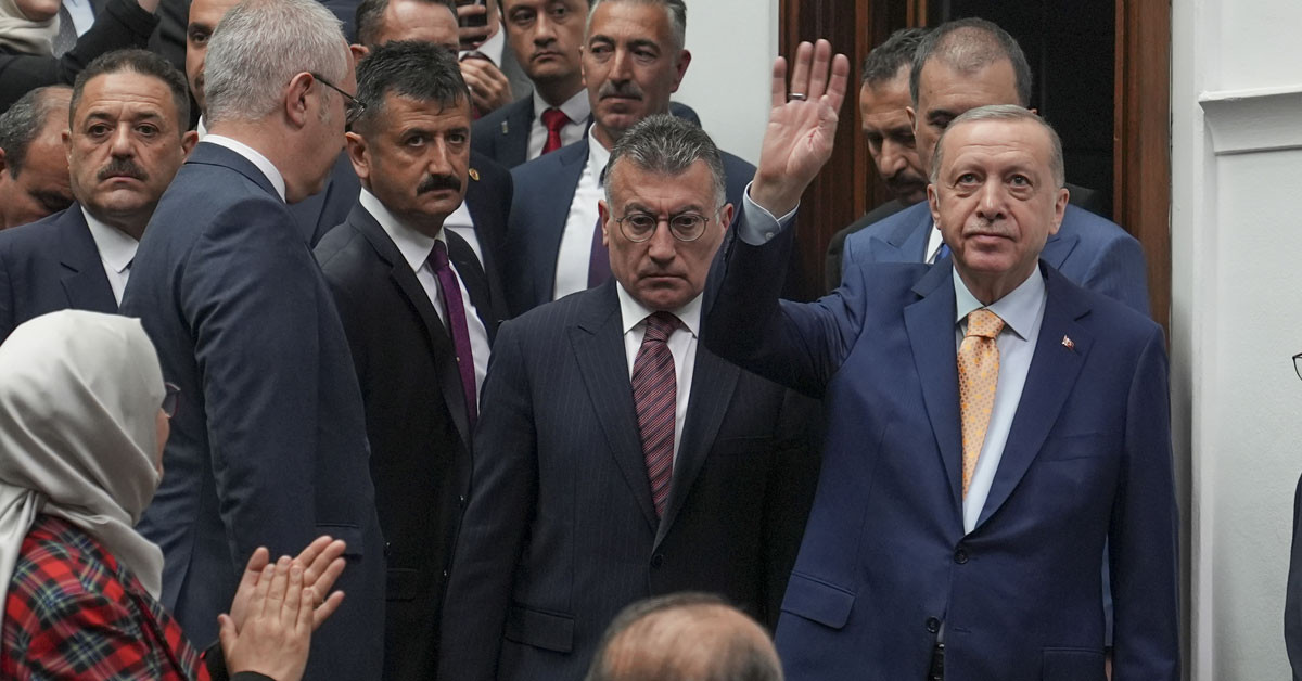 Cumhurbaşkanı Erdoğan, AK Parti grup toplantısına katılarak, gündeme ilişkin açıklamalarda bulundu. Seçim sonrası sandıktan çıkan sonuç hakkında görüşlerini bildiren Erdoğan, Filistin meselesine Türkiye’nin yaklaşımına yönelik eleştirilere çok sert yanıt verdi. İşte detaylar… Cumhurbaşkanı Erdoğan, AK Parti grup toplantısına katılarak, gündeme ilişkin açıklamalarda bulundu. Seçim sonrası sandıktan çıkan sonuç hakkında görüşlerini bildiren Erdoğan, Filistin meselesine Türkiye’nin yaklaşımına yönelik eleştirilere çok sert yanıt verdi. İşte detaylar…