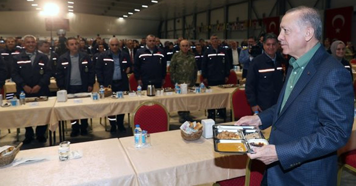 Cumhurbaşkanı Erdoğan işçilerle iftarda buluştu: Ekonomik sorunların üstesinden geldik! Cumhurbaşkanı Erdoğan işçilerle iftarda buluştu: Ekonomik sorunların üstesinden geldik!