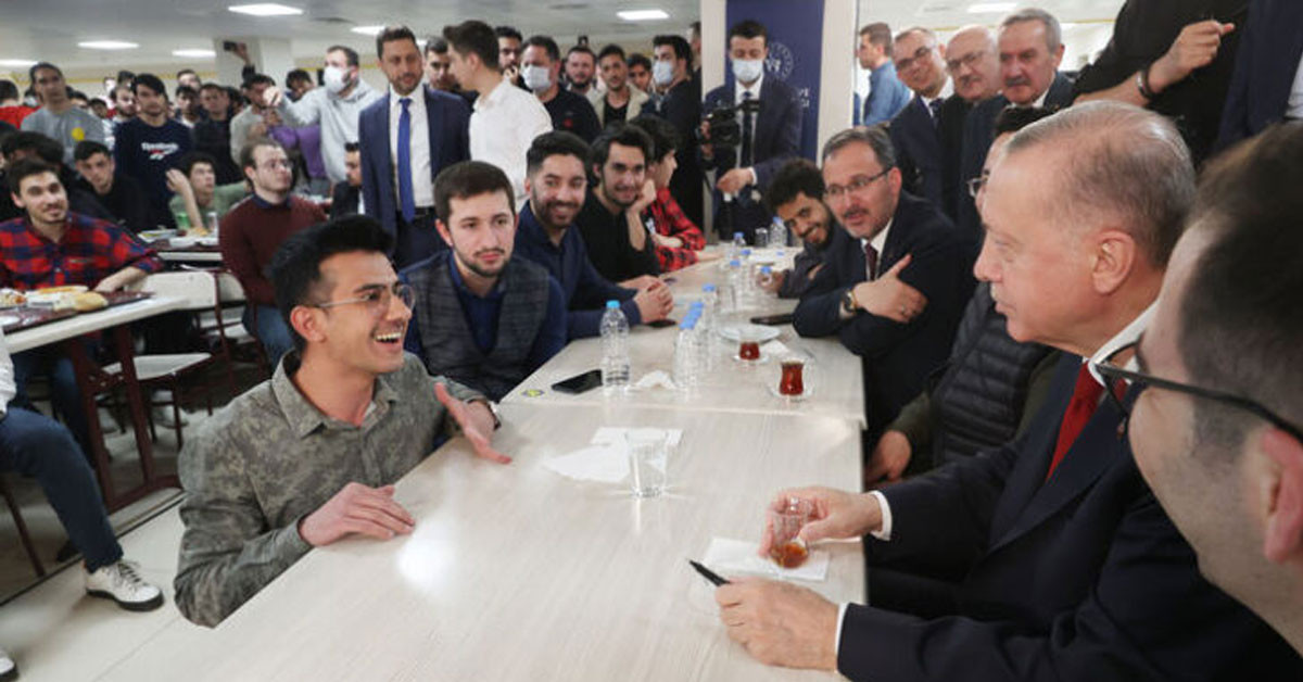 Cumhurbaşkanı Erdoğan KYK yurdunda öğrencilerle bir araya geldi! Burs ve kredi ödemeleri erken yatacak müjdesi verdi
