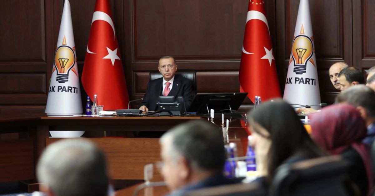 Cumhurbaşkanı Erdoğan partililere teker teker açıkladı: AK Parti’de yeni vizyon belirlendi