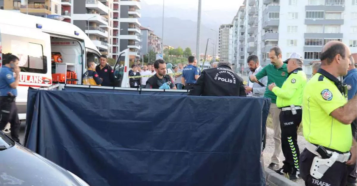 Denizli’nin Merkezefendi İlçesi’nde U dönüşü yapmak isteyen şoför, 18 yaşındaki gencin kullandığı motorsikletle kafa kafaya geldi. Genç, yaşamını yitirdi.