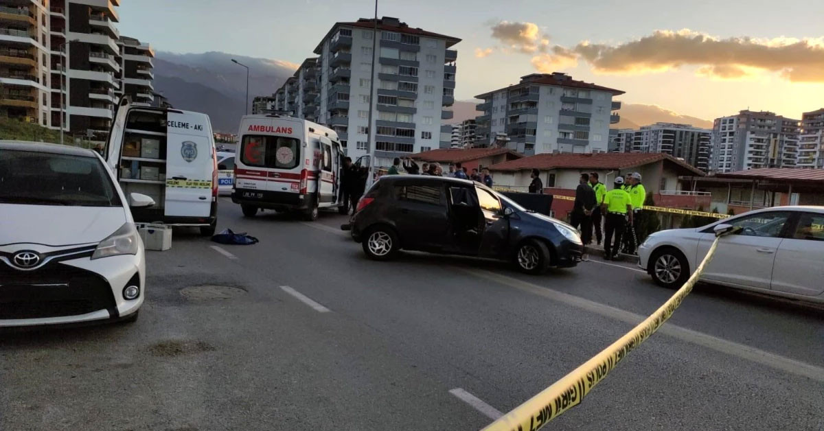 Denizli’nin Merkezefendi İlçesi’nde U dönüşü yapmak isteyen şoför, 18 yaşındaki gencin kullandığı motorsikletle kafa kafaya geldi. Genç, yaşamını yitirdi.