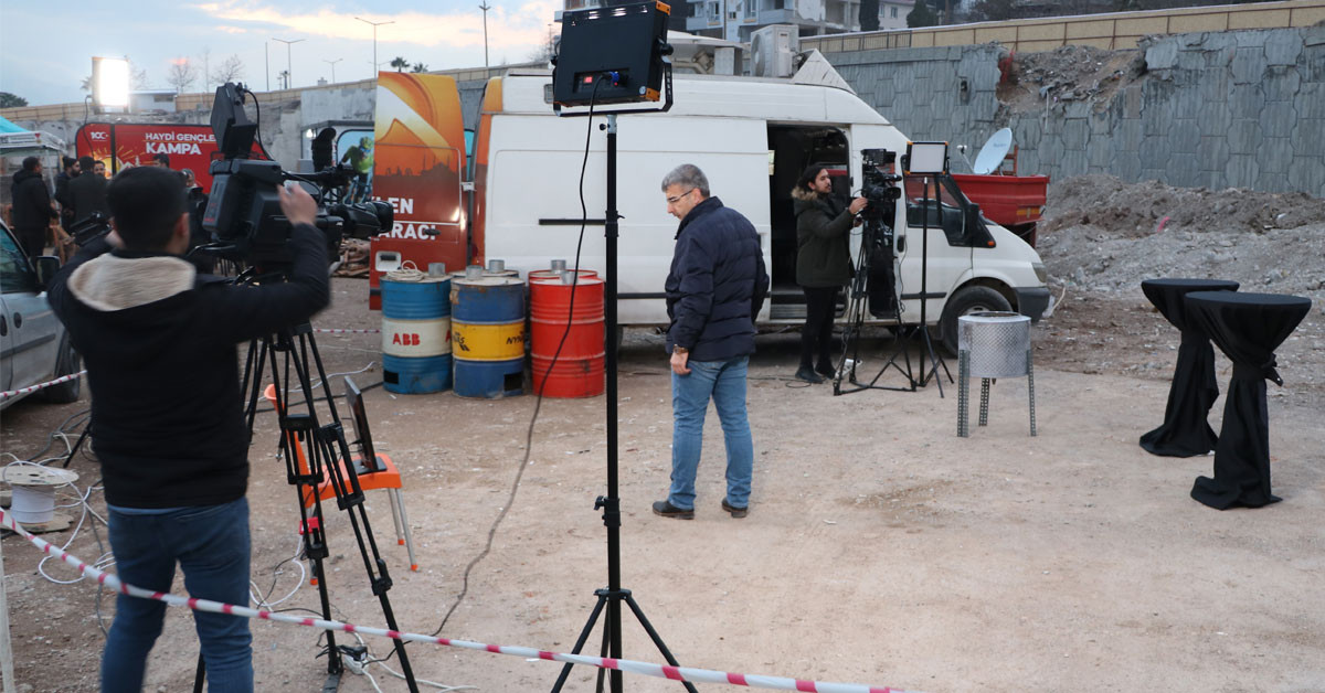 Deprem bölgesindeki gazeteciler Deprem bölgesindeki gazeteciler