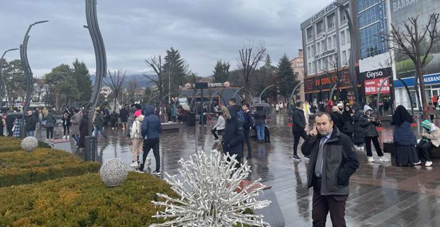 Deprem sonrası halk sokağa akın etti