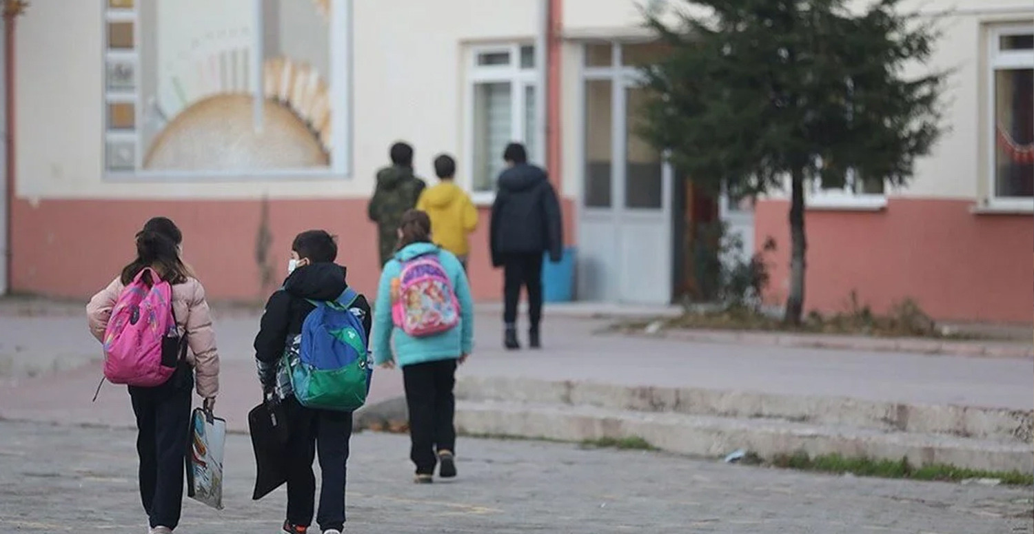 Diğer illerde de okullar tahliye edilmeye başladı Diğer illerde de okullar tahliye edilmeye başladı