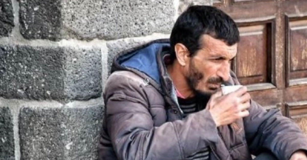 Diyarbakırlı Ramazan Pişkin, tanınan adıyla ‘‘Filozof Ramazan’’ Fatih’te işlettiği çay ocağında bıçaklı saldırı sonrası hayatını kaybetmişti. Sanık Erkan Baykut hakkında ‘‘Kasten öldürme’’ suçundan müebbet hapis istemiyle dava açıldı. Diyarbakırlı Ramazan Pişkin, tanınan adıyla ‘‘Filozof Ramazan’’ Fatih’te işlettiği çay ocağında bıçaklı saldırı sonrası hayatını kaybetmişti. Sanık Erkan Baykut hakkında ‘‘Kasten öldürme’’ suçundan müebbet hapis istemiyle dava açıldı.