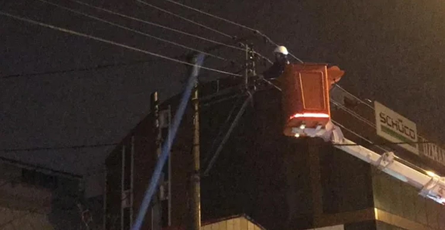 Dorsesi elektrik direğine çarptı