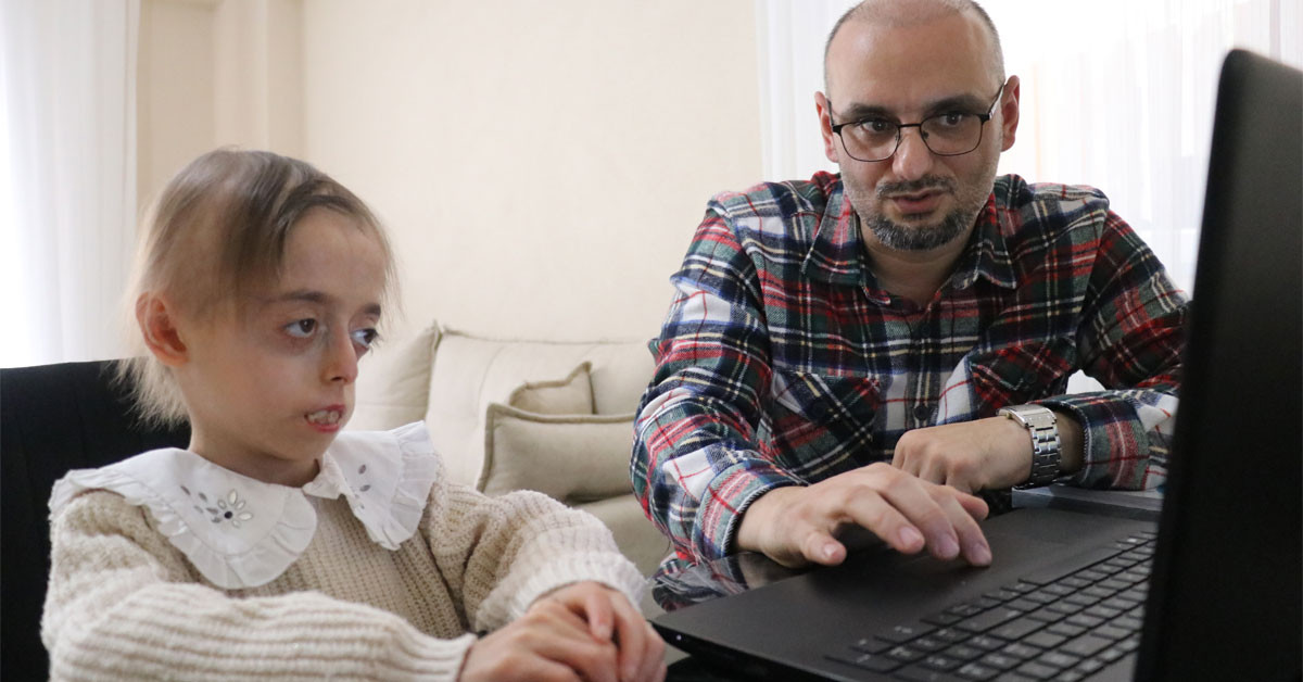 Dünyada nadir olarak görülen bir genetik hastalık olan ‘erken yaşlanma’ (progeria) hastalığıyla mücadele eden, Yalavo’da yaşamlarını sürdüren İremsu ve Zeynep Arslan kardeşler, annelerinin önemli desteği sayesinde hayata daha umutla bakıyorlar Dünyada nadir olarak görülen bir genetik hastalık olan ‘erken yaşlanma’ (progeria) hastalığıyla mücadele eden, Yalavo’da yaşamlarını sürdüren İremsu ve Zeynep Arslan kardeşler, annelerinin önemli desteği sayesinde hayata daha umutla bakıyorlar