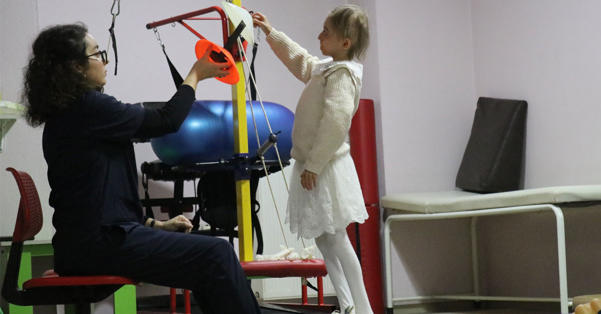 Dünyada nadir olarak görülen bir genetik hastalık olan ‘erken yaşlanma’ (progeria) hastalığıyla mücadele eden, Yalavo’da yaşamlarını sürdüren İremsu ve Zeynep Arslan kardeşler, annelerinin önemli desteği sayesinde hayata daha umutla bakıyorlar Dünyada nadir olarak görülen bir genetik hastalık olan ‘erken yaşlanma’ (progeria) hastalığıyla mücadele eden, Yalavo’da yaşamlarını sürdüren İremsu ve Zeynep Arslan kardeşler, annelerinin önemli desteği sayesinde hayata daha umutla bakıyorlar