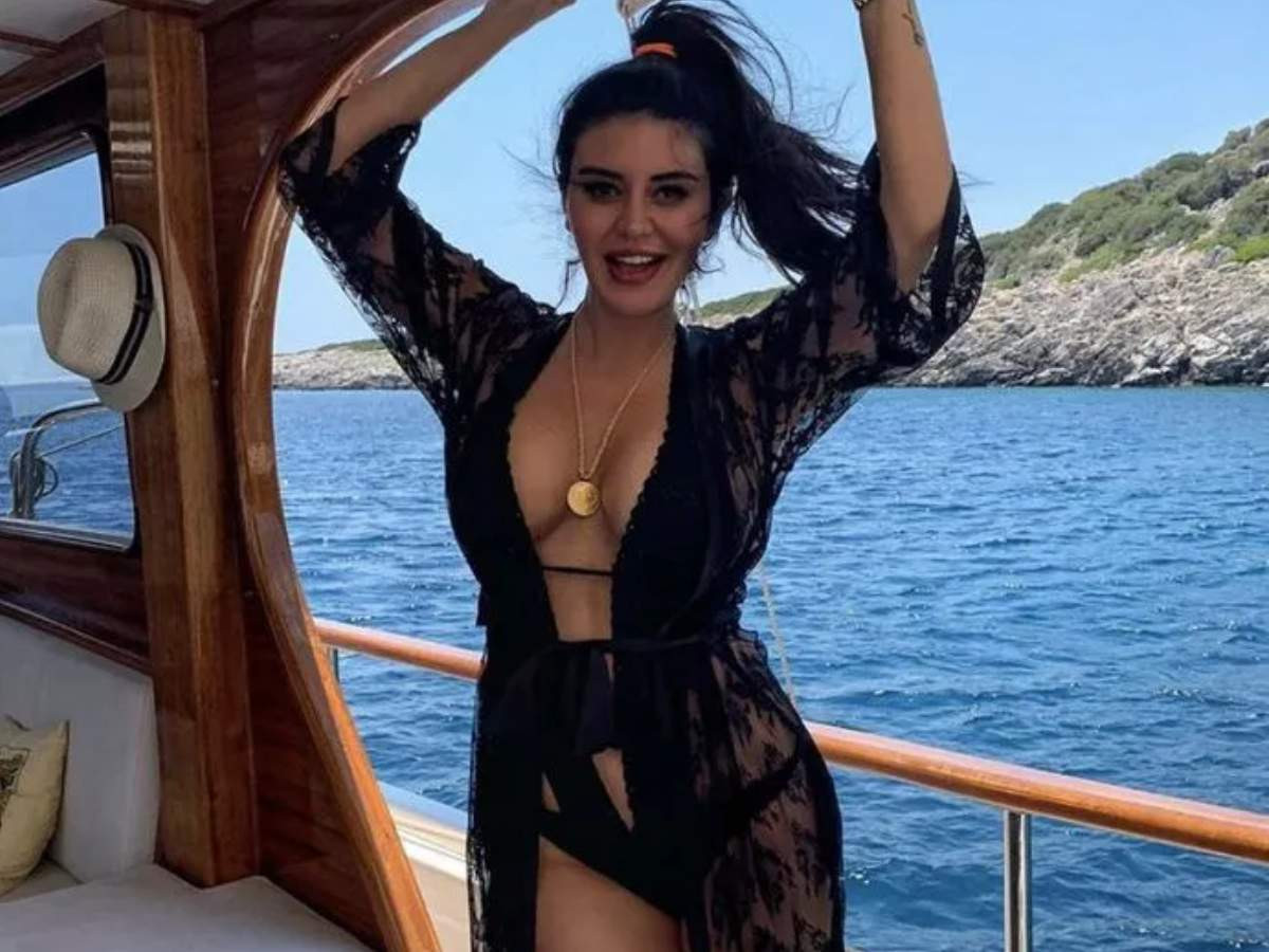 ebru polat iç çamaşırsız paylaşım