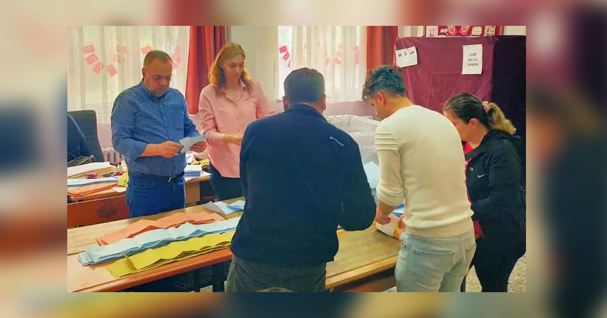 Edirne’de akıllara durgunluk veren bir olay yaşandı. 31 Mart seçim günü temizlik görevlisi, henüz sayılmayan muhtarlık oylarını çöpe atması sebebiyle seçimin yenilenmesi kararı alındı.