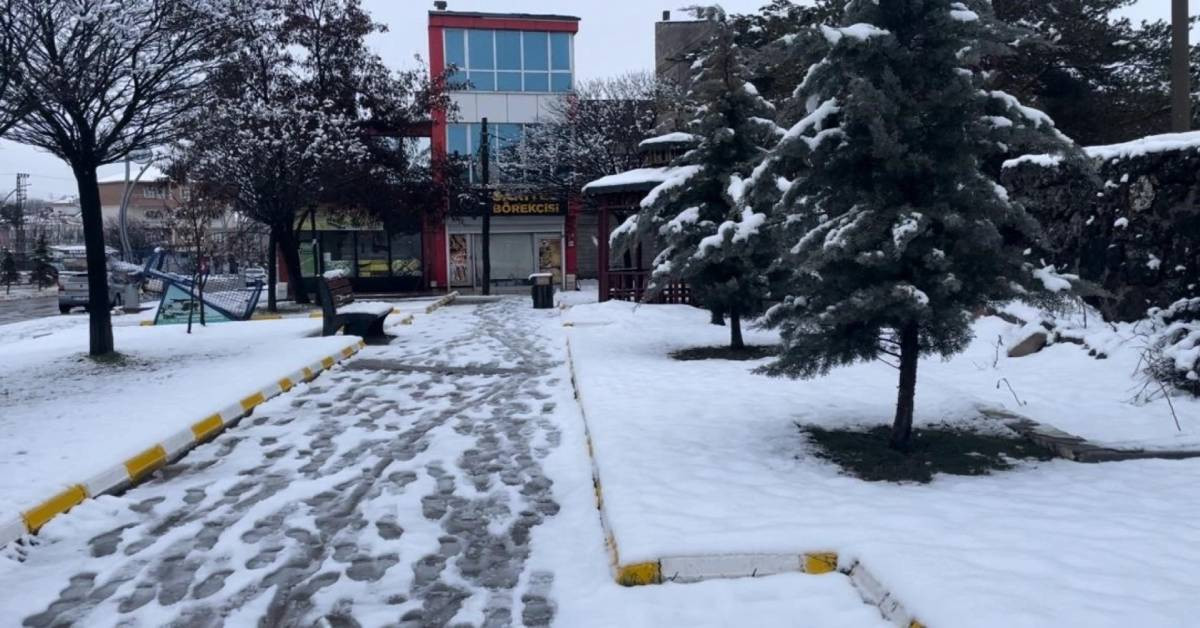 Eğitime kar yağışı engeli: Şırnak’ta iki ilçede okullar tatil edildi
