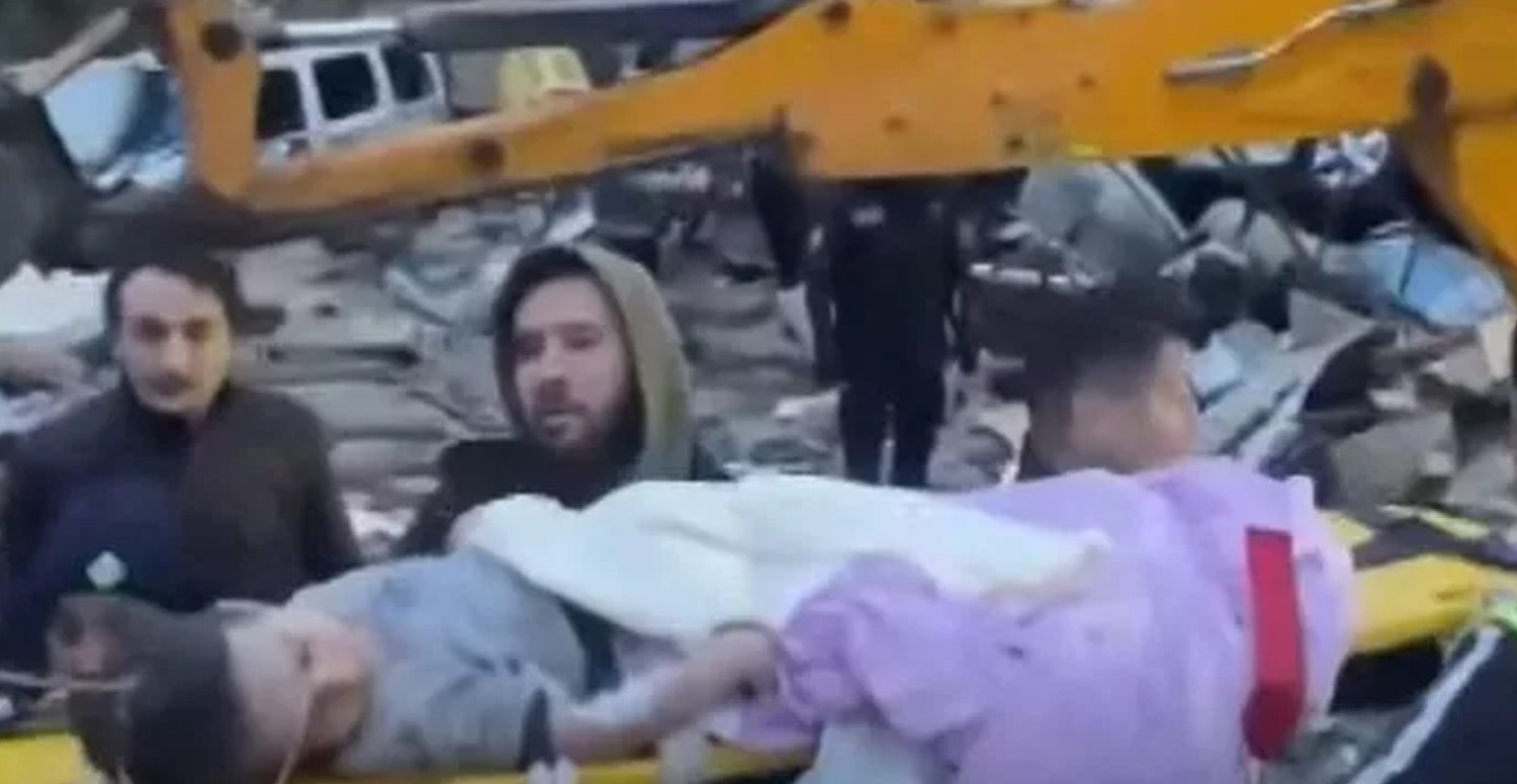Enkaz altından çocuklar çıkartıldı
