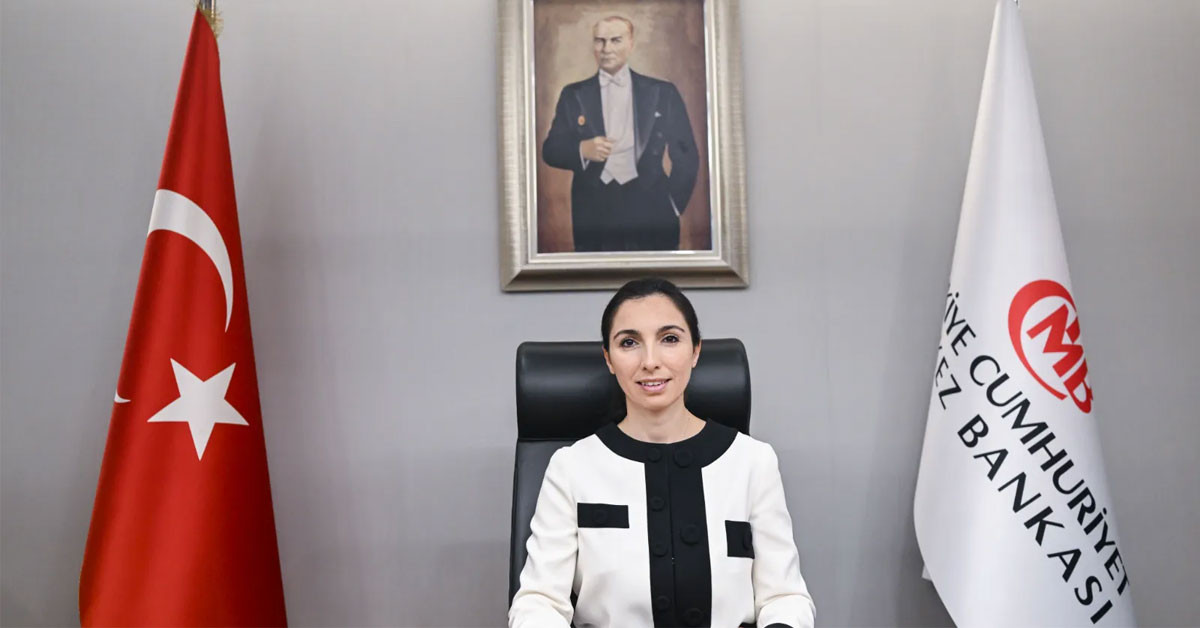 Eski Merkez Bankası Başkanı Hafize Gaye Erkan, ani istifası gündemde çok konuşulmuştu. İstifanın yankıları devam ederken, yeni bir iddia daha gündeme geldi. Cumhuriyet yazarı Barış Pehlivan, Cumhurbaşkanı Erdoğan’ın, Erkan’a yeni bir görev vereceği vaadinde bulunduğunu ileri sürdü.