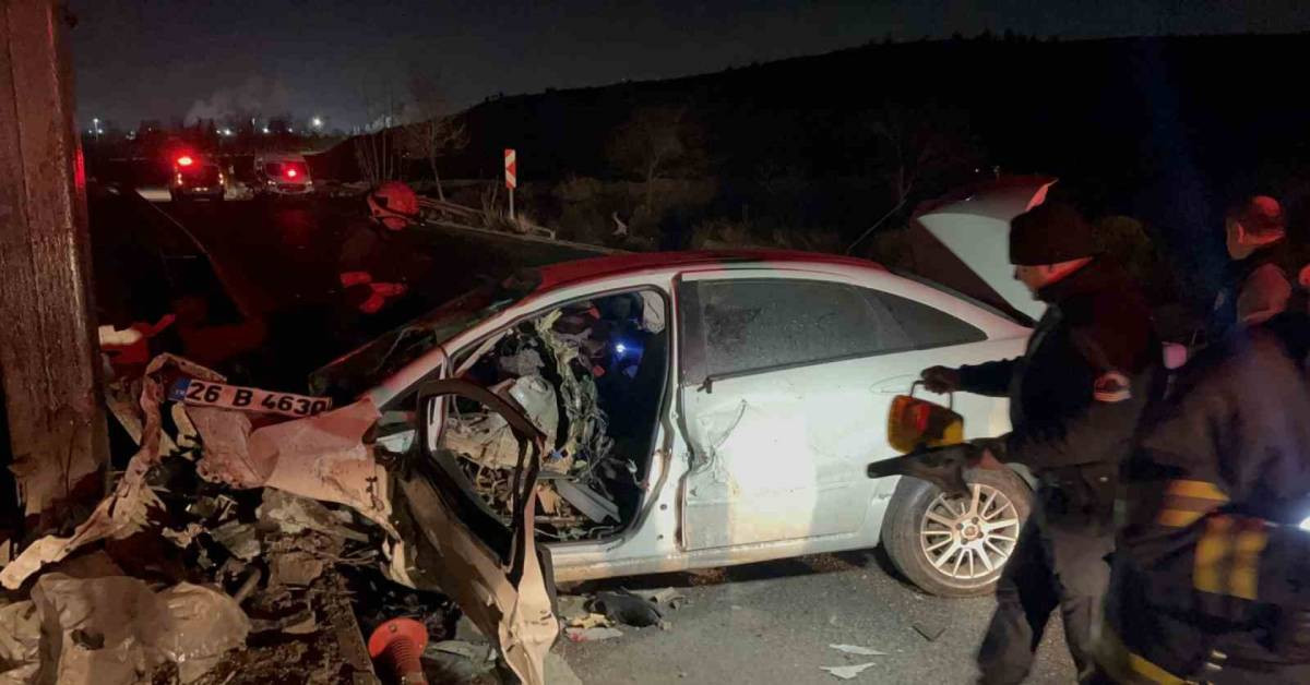 Eskişehir’de korkunç kaza: 190 km hızla direğe çarparak can verdi